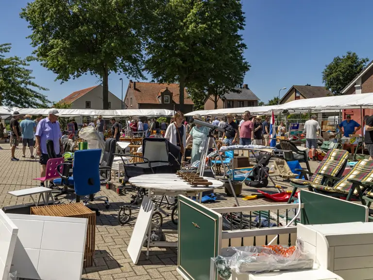 Jaarlijkse Rommelmarkt Slekker Boys - Echt