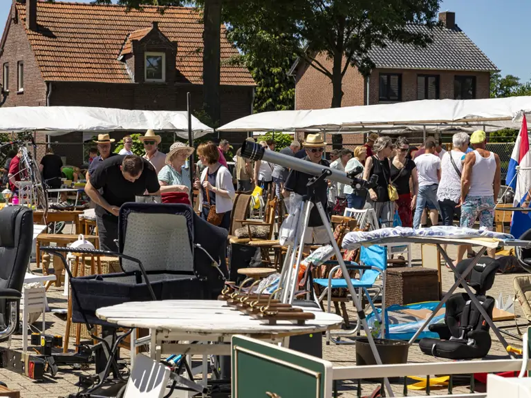 Jaarlijkse Rommelmarkt Slekker Boys - Echt