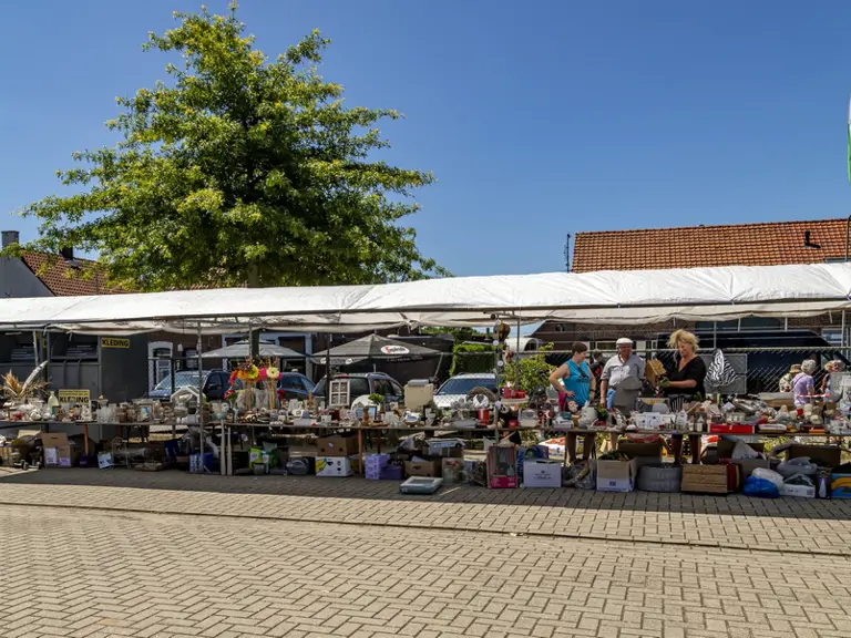 Jaarlijkse Rommelmarkt Slekker Boys - Echt