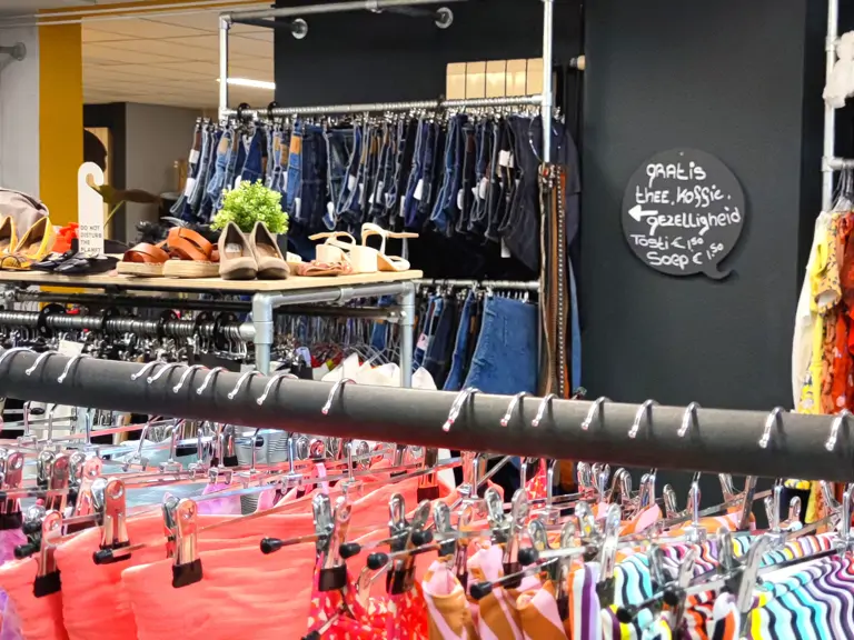 Kleding, Kringloopwinkel en Huiskamer - Schiedam