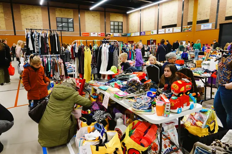 Grote Kleding & Speelgoedbeurs - Westerhaar-Vriezenveensewijk (8/8) Grote Kleding & Speelgoedbeurs - Westerhaar-Vriezenveensewijk (8/8)