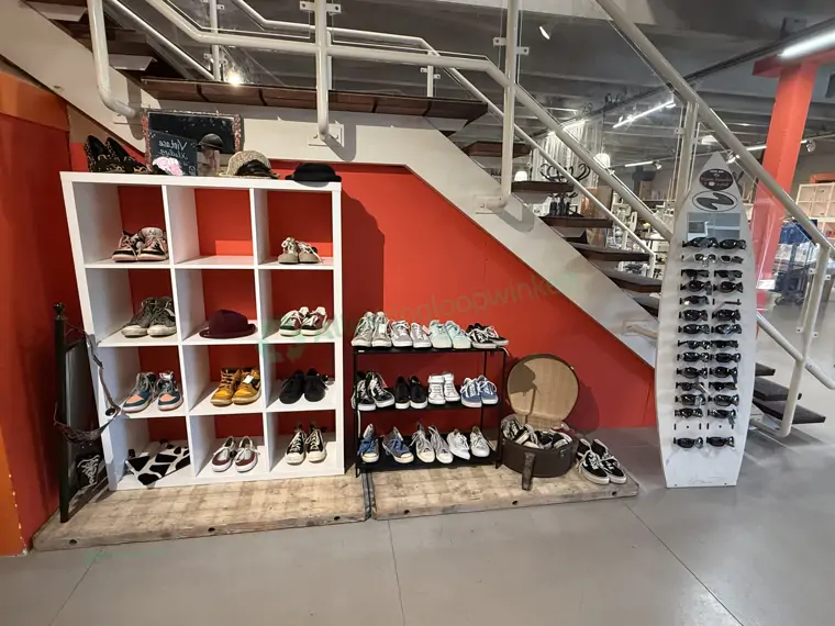 Kringloopwinkel De WAAR - Emmen (10/15)