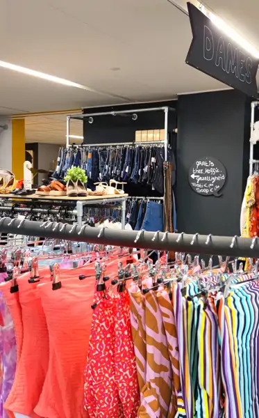 Kleding, Kringloopwinkel en Huiskamer - Schiedam (6/15) Kleding, Kringloopwinkel en Huiskamer - Schiedam (6/15)