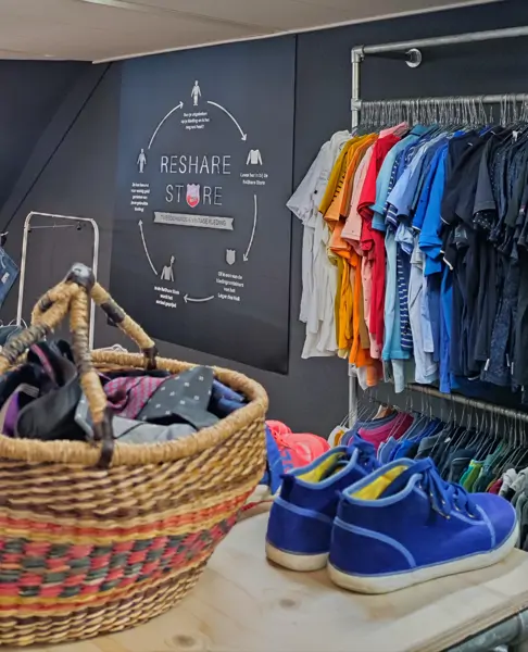 Kleding, Kringloopwinkel en Huiskamer - Schiedam (12/15) Kleding, Kringloopwinkel en Huiskamer - Schiedam (12/15)