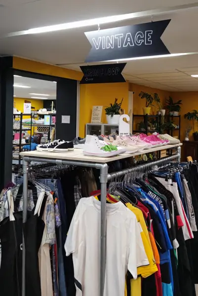 Kleding, Kringloopwinkel en Huiskamer - Schiedam (13/15) Kleding, Kringloopwinkel en Huiskamer - Schiedam (13/15)