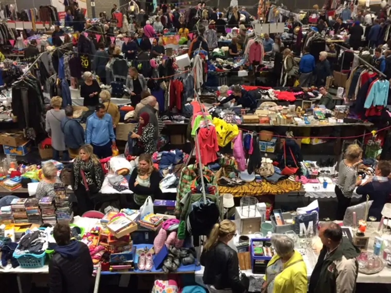 Vlooienmarkt Sporthal Wormer (2/2)